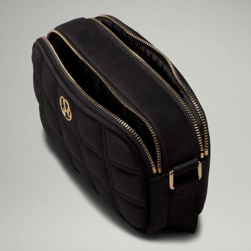 (2367/68) LULULEMON Crossbody Camera Bag 2L *Quilted Velour Blk/Gld - Picture 2 of 4